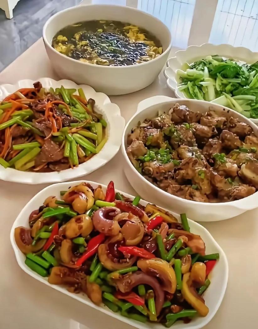 很明显，其中有一个预制菜，你能分辨出来吗？.