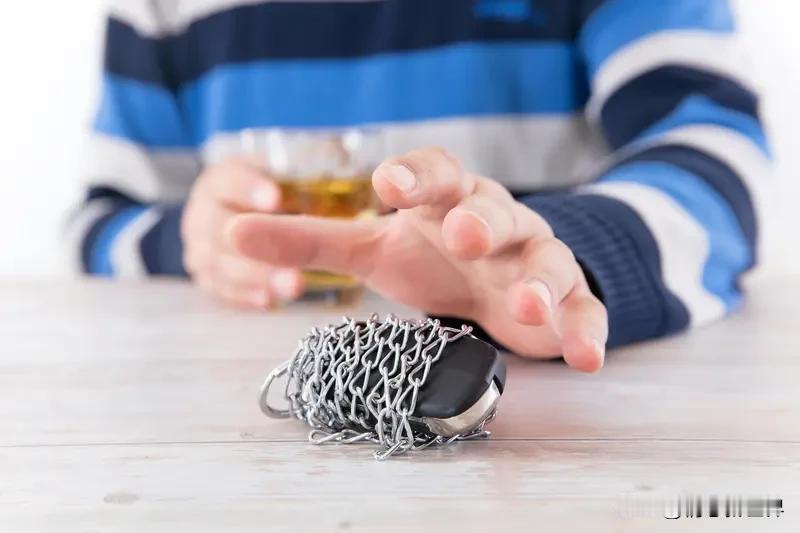 不吸烟、不喝酒真能长寿吗？这事儿还挺复杂。确实，抽烟喝酒是很多健康问题的风险因