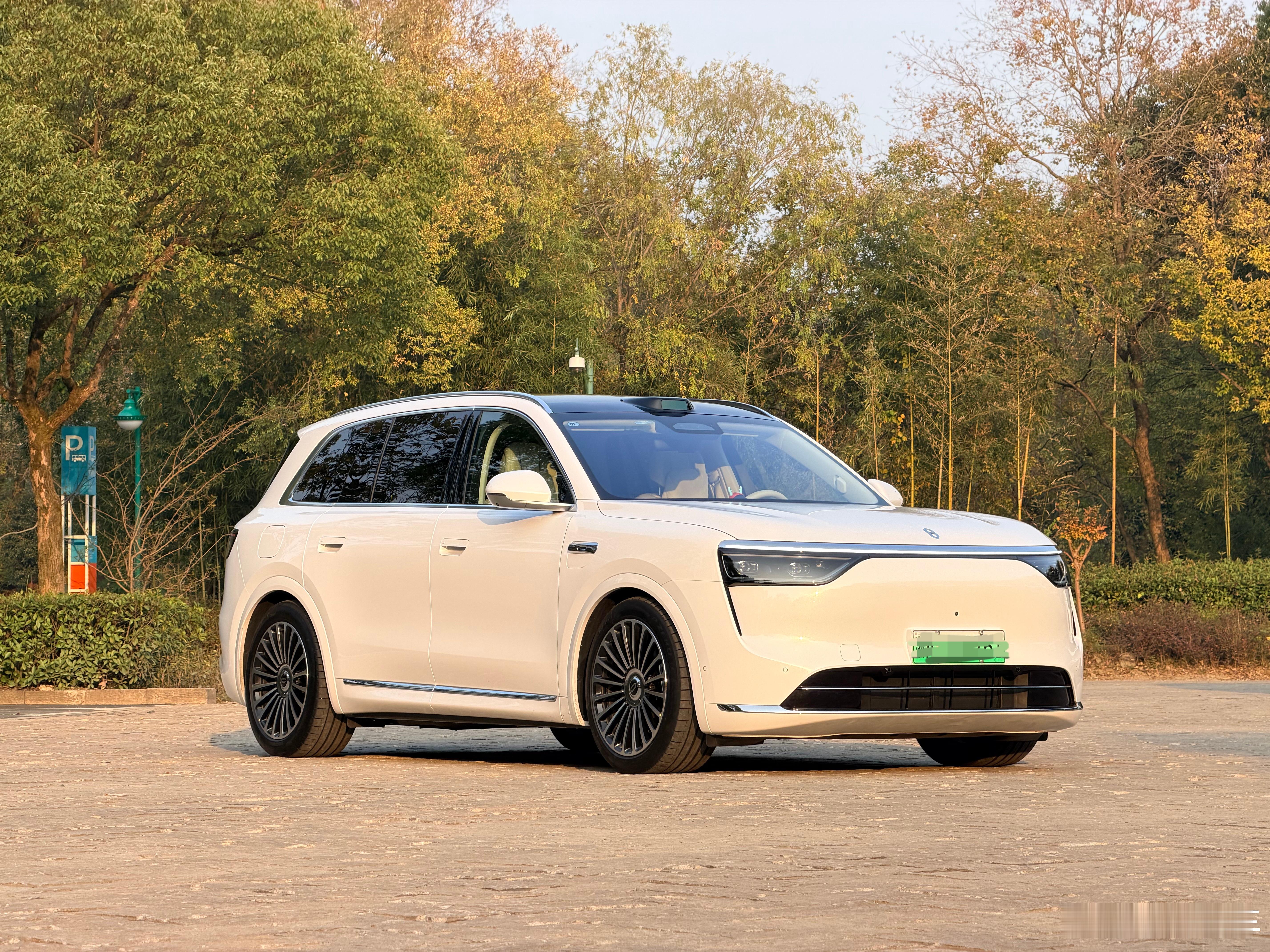 白色的真的是怎么拍都好看啊，越看越喜欢