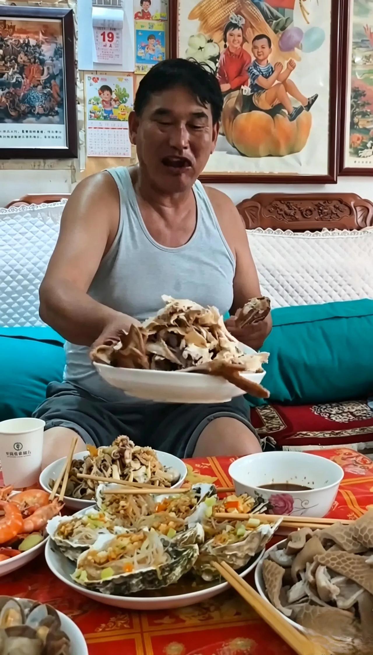 一桌好菜摆在眼前，为何镜头里只有大衣哥？刷到大衣哥在家中的这段画面，不由得让