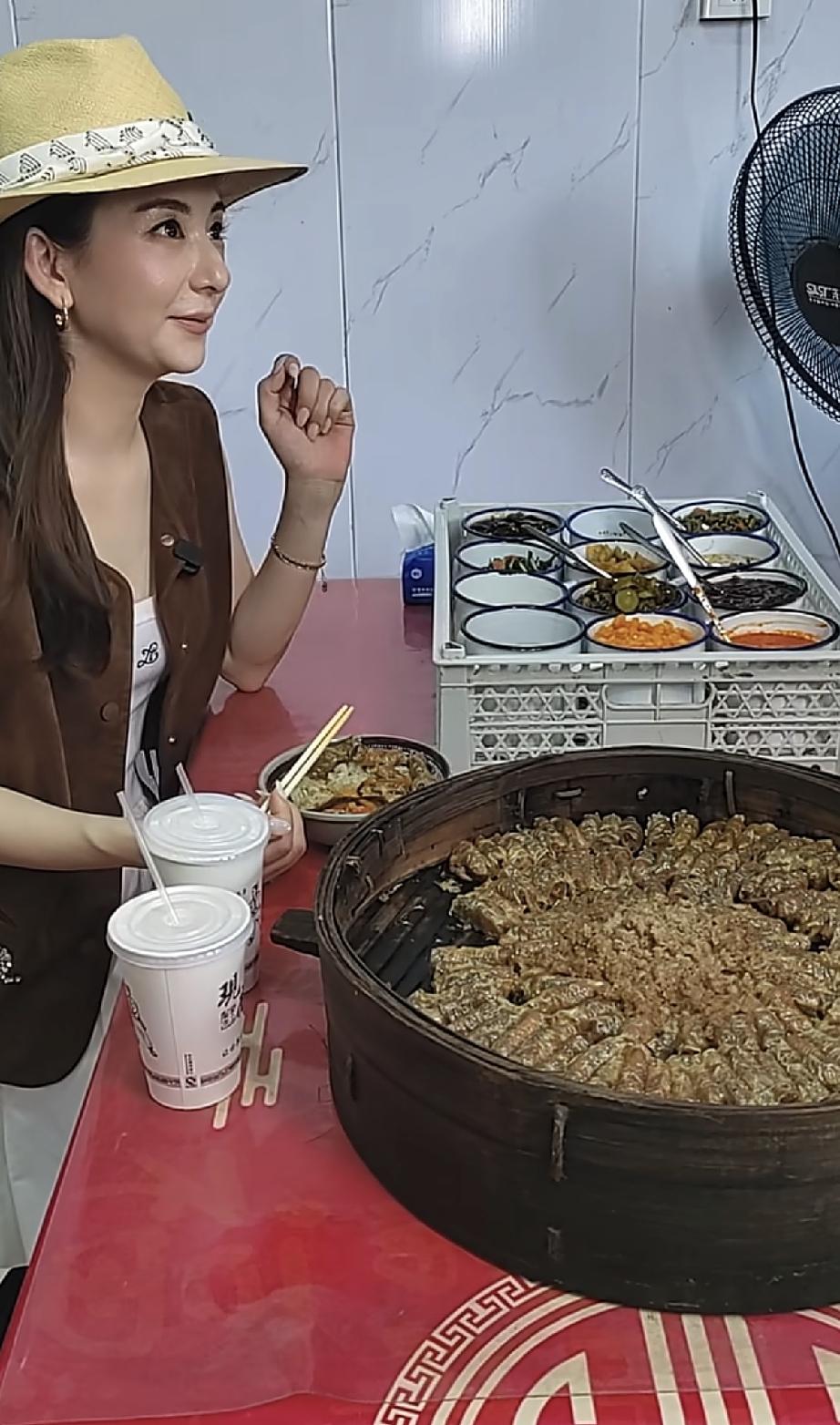 7月26日，方媛在安徽芜湖的一家小店吃渣肉饭，原相机下她素颜看着很疲惫苍老，但她