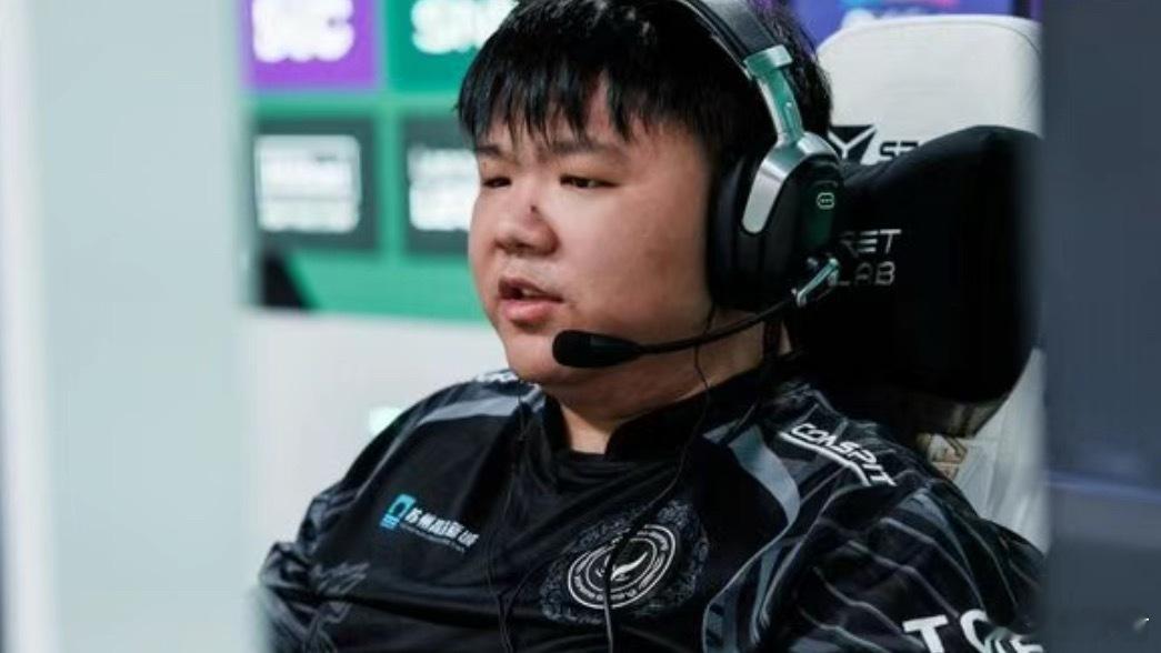 超哥曝今年的年底还有老头杯，Xinq也会参加！感觉好玩了！看看TI亚军的沟通！