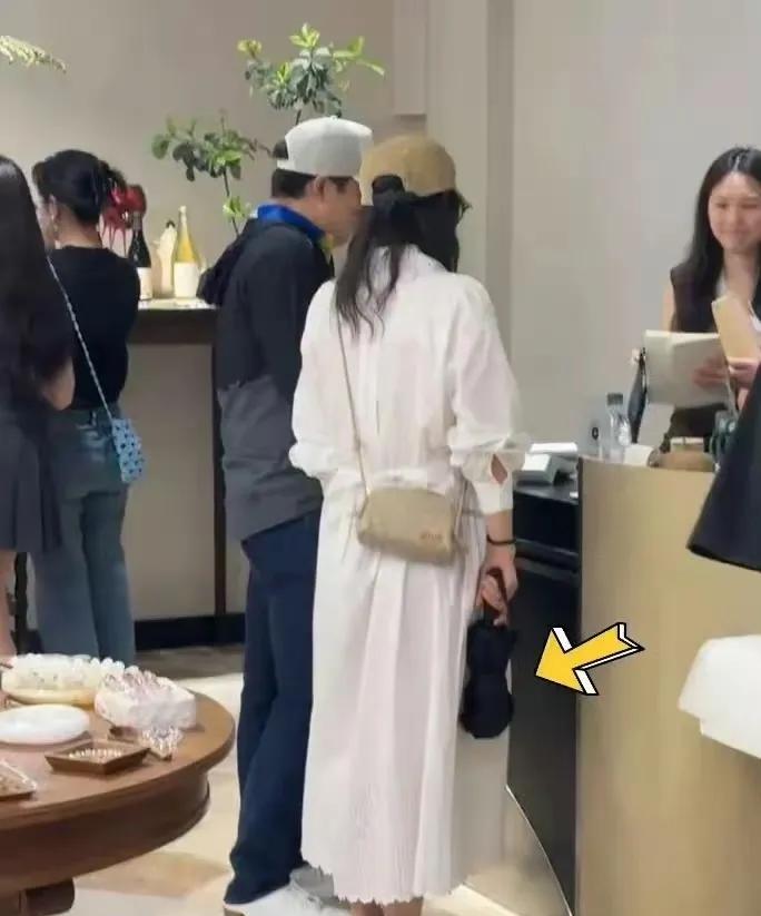郭晶晶认真打扮，白衬衫裙清爽温柔，鞋子却因被指89元引争议。