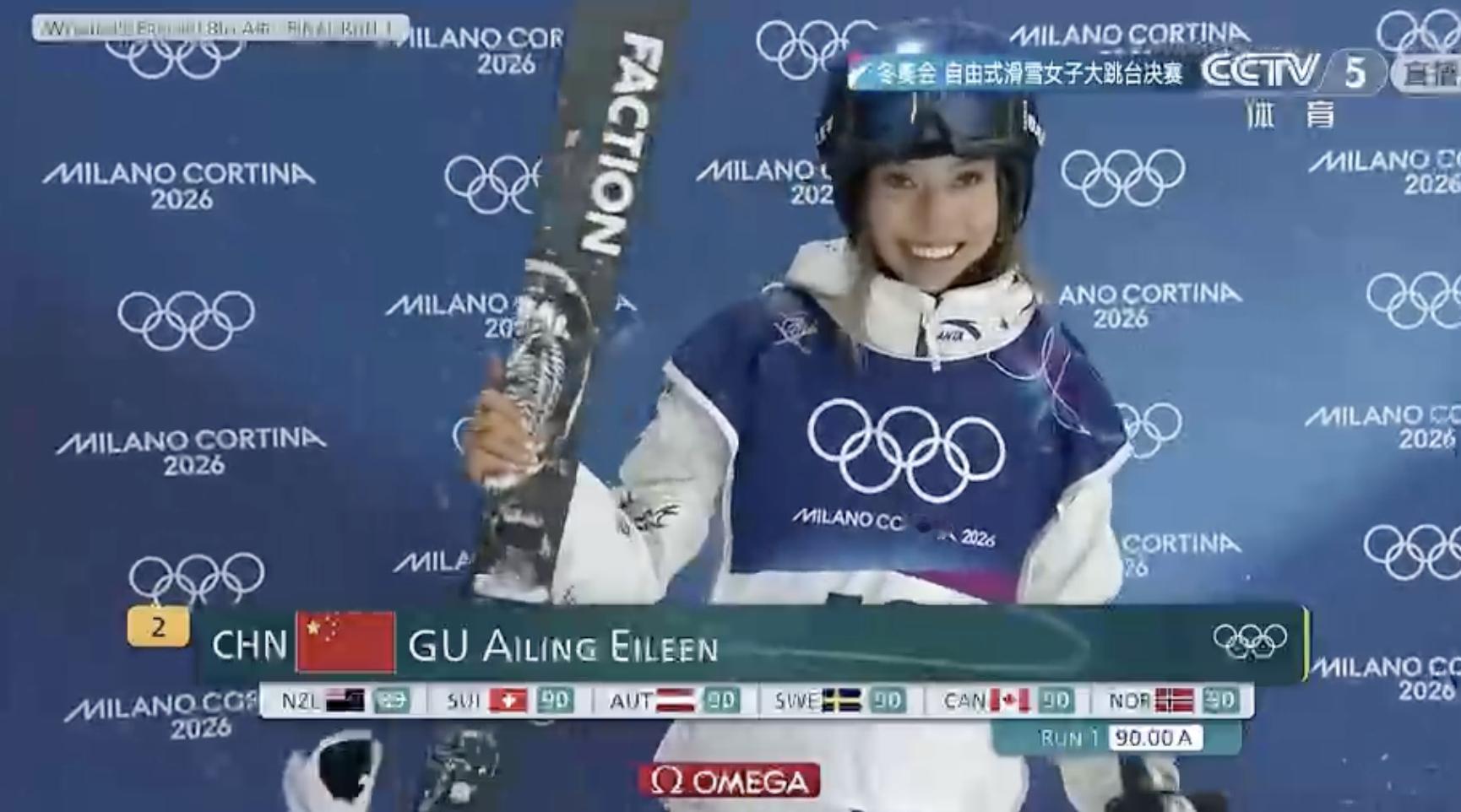 女子自由式滑雪大跳台决赛谷爱凌第一跳90分！第一轮后并列第三~冬奥会