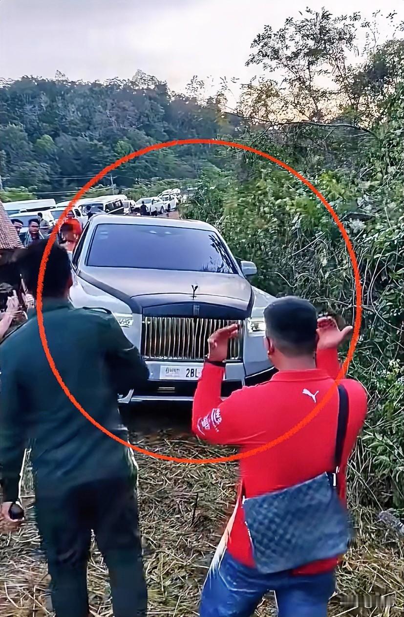 太尴尬了！柬埔寨电诈园区老板被曝光开着最新款豪车跑路。当地时间12月13日，随