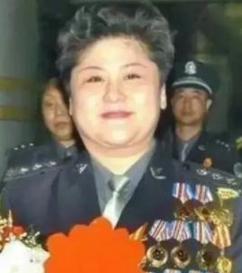 1988年，郑州一漂亮女子被两名壮汉强行塞进出租车内。趁车子急刹时的惯性，女子猛