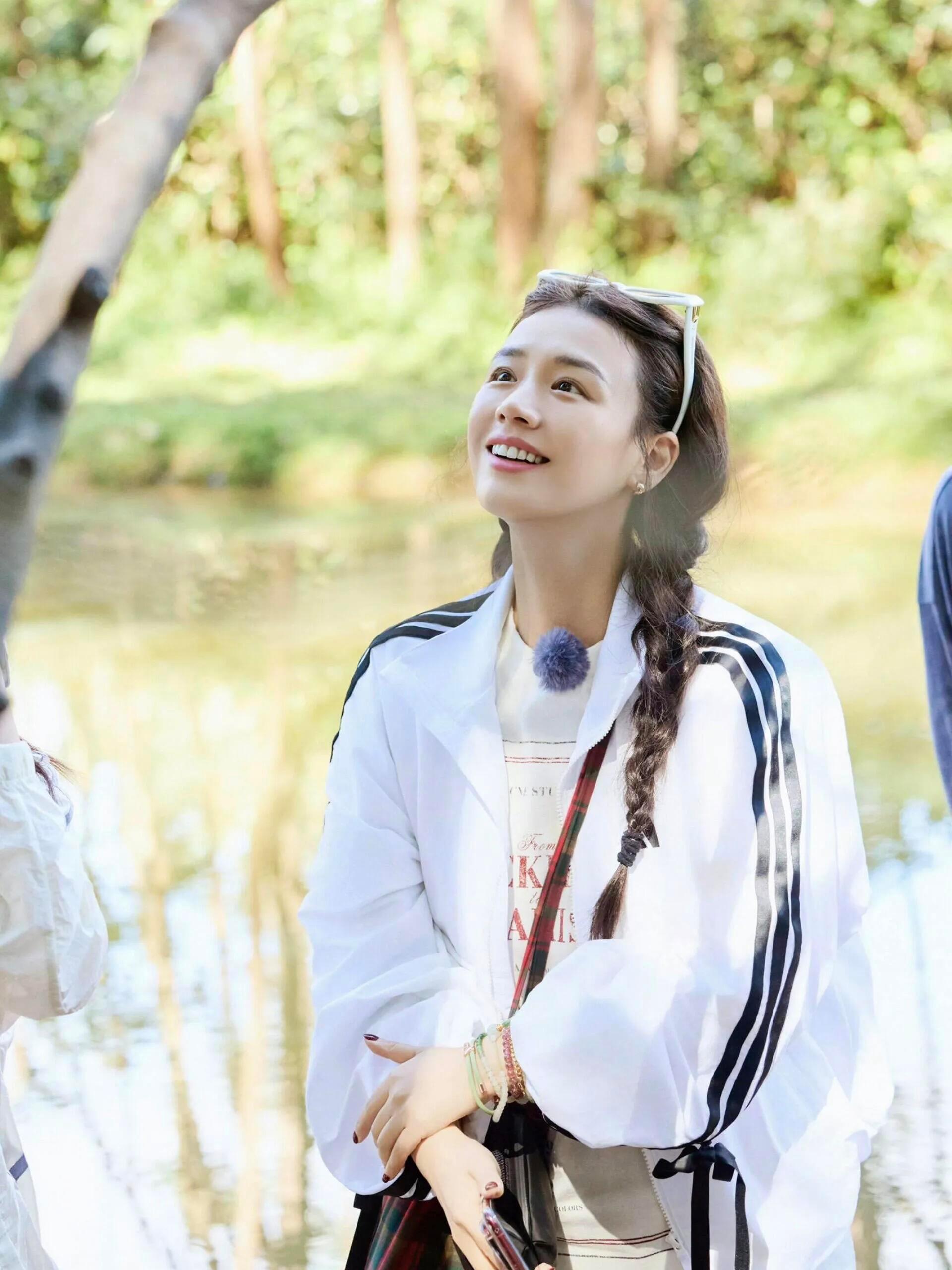 马思纯编完你的编你的感觉马思纯眼里看到的不是风景，而是每个人的头发适不适合编辫子