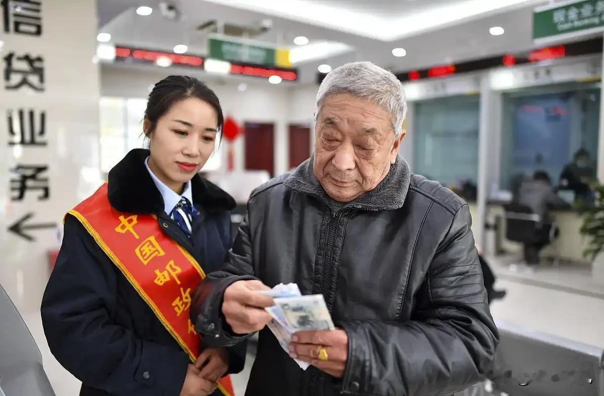 周老伯的“乌龙存款”！2022年11月，68岁的周老伯在某银行存入一笔2万元的半