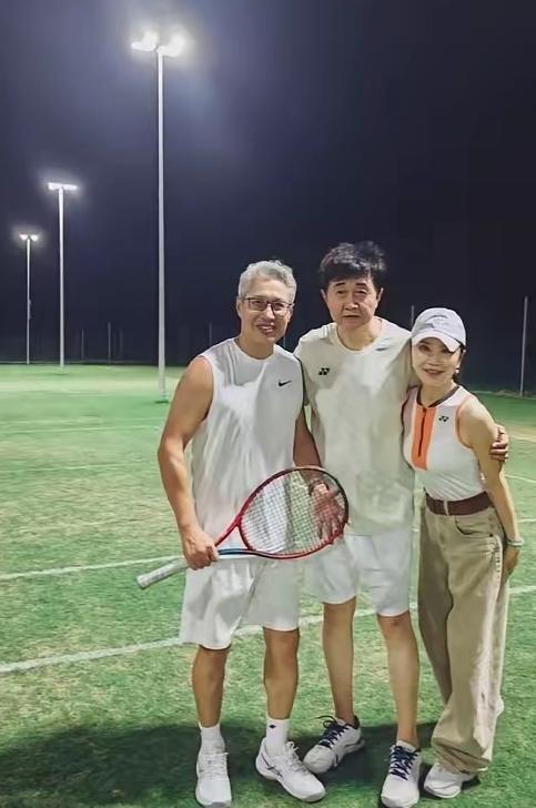岁月差距太明显！曾经经典夫妻搭档付笛生和任静同框，反差让人唏嘘。付笛生衰老痕迹