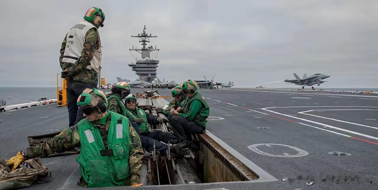 美军在检修蒸汽弹射的轨道，这个东西看上去很复杂，其实一点不简单。对于一些国家来