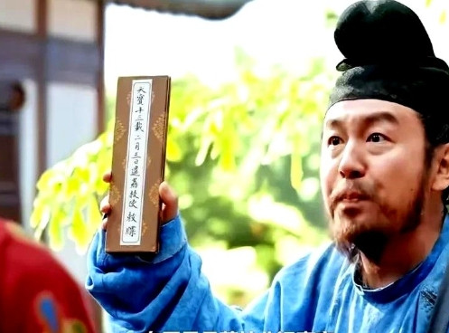 《长安的荔枝》，果然，言多必失！李善德举着敕令往桌上一拍，周围人立马缩成鹌鹑