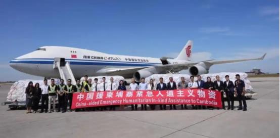 泰柬停火第二天，中国2000万援助抵柬，王毅当面提出2个要求 12月28