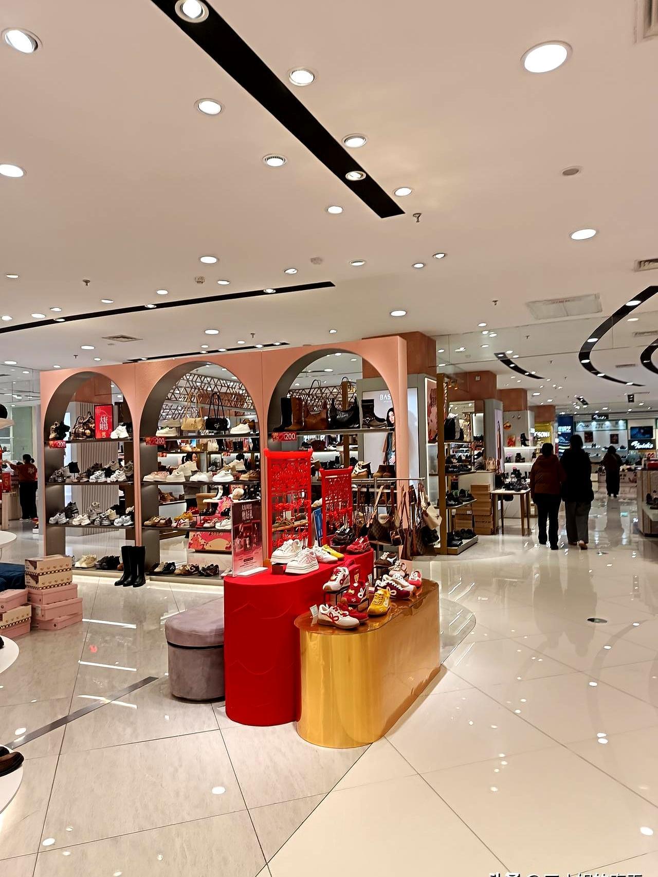 石家庄新百广场，下午三点，人少得像倒闭清仓。我直奔靴子区，导购一口一个“