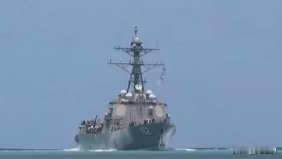 美国国防部发言人11日表示：美国当天有两艘导弹驱逐舰和两艘无人潜航器通过霍尔木兹