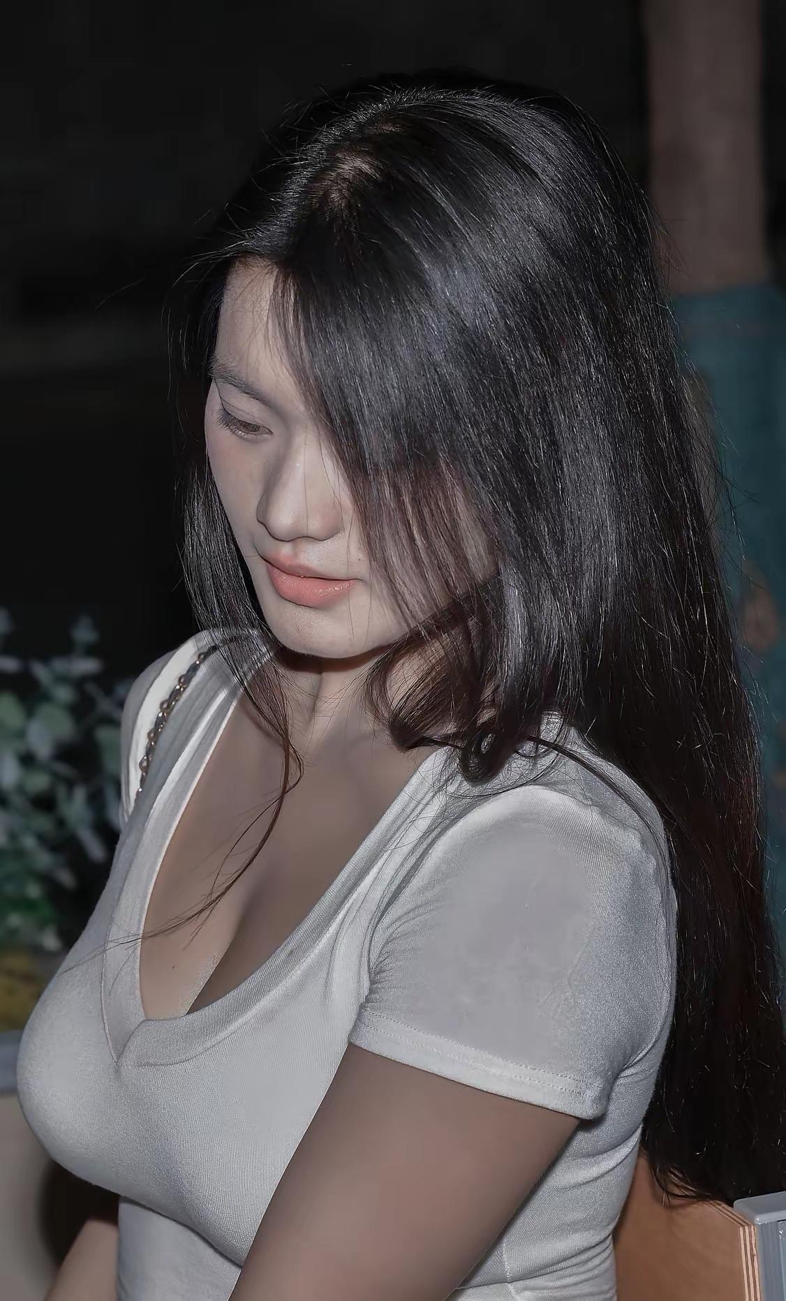 哪个年龄段的女人最让人着迷?你认为哪种女孩最迷人街拍美女