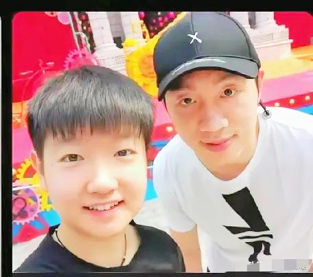 许昕归队陪练莎莎，从不是简单的赛场支援，更不是旁人眼中的“理所当然”。手握四