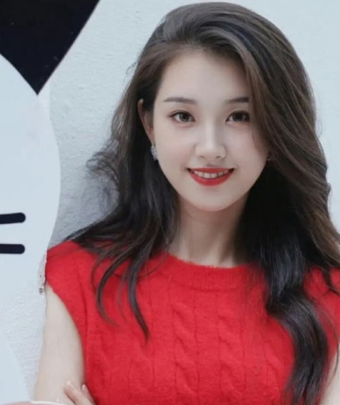 郭宇欣身着桃红色缎面抹胸长裙（非纯红色），手捧粉色玫瑰，自述造型为“粉德拉”（取