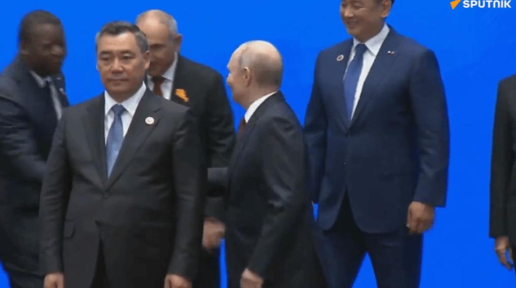 普京不愧是交际达人 比什凯克上合组织峰会散场后，巴基斯坦总理夏巴兹·谢里夫紧