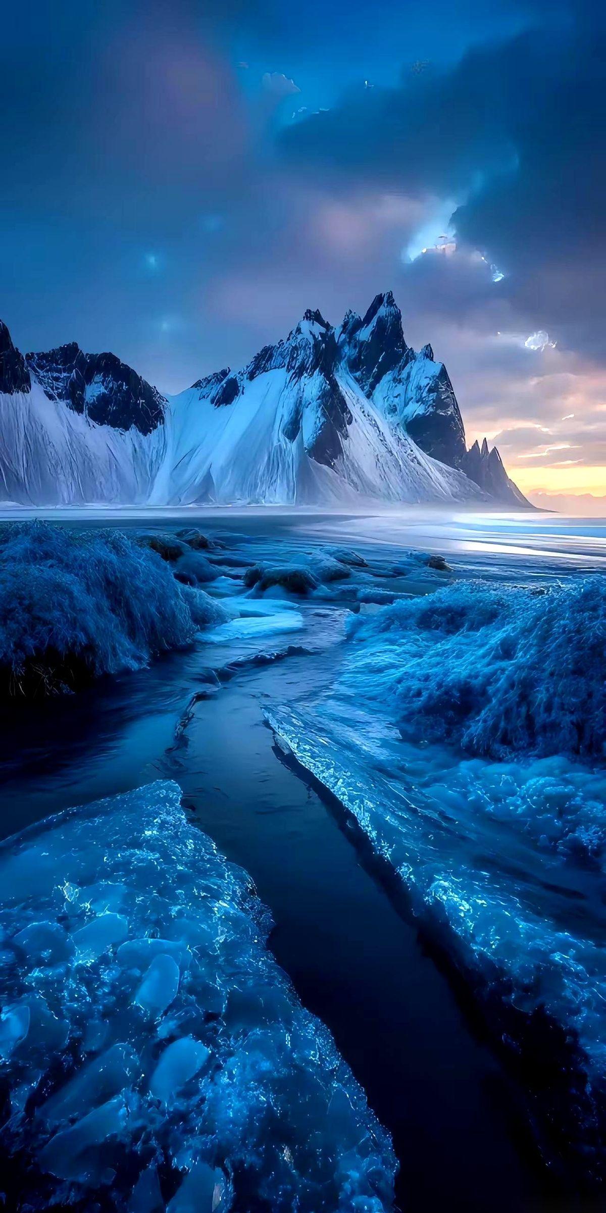 有人今天一句话给我点透了。他说，上班，就是上公共厕所。我一下就悟了。真的。