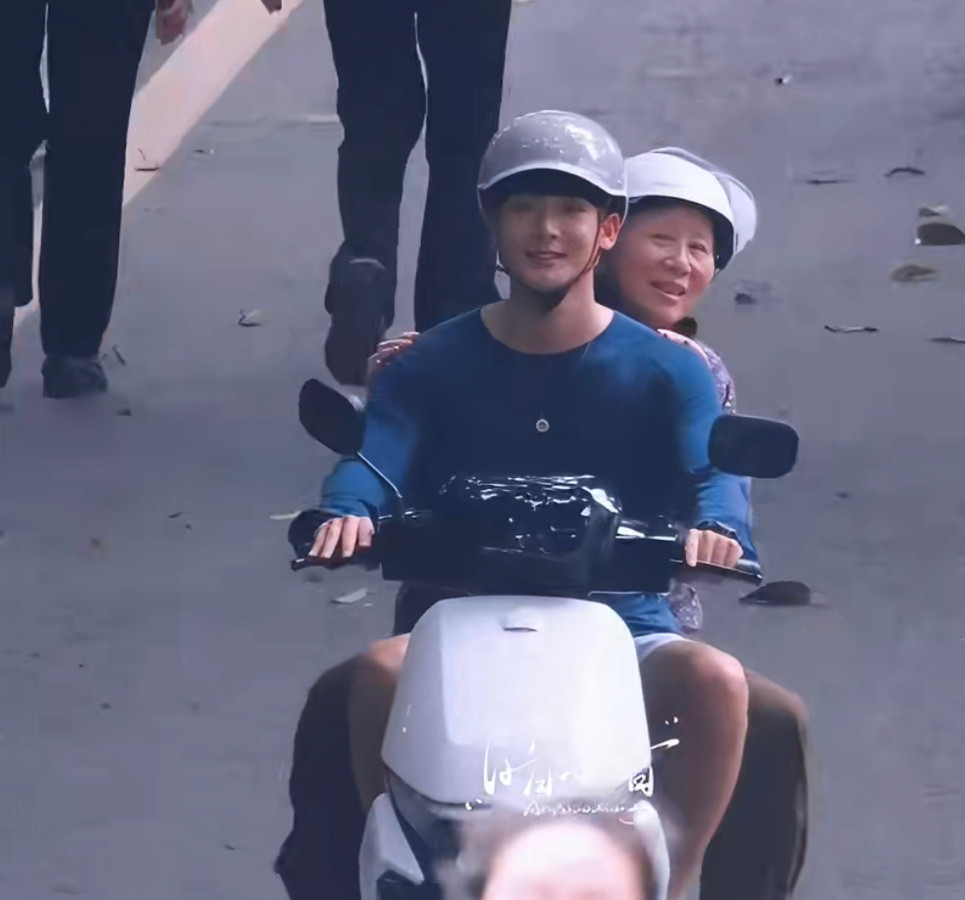 张晚意《但愿人长久》孙竟成骑小电驴路透，哈哈哈怪萌的！