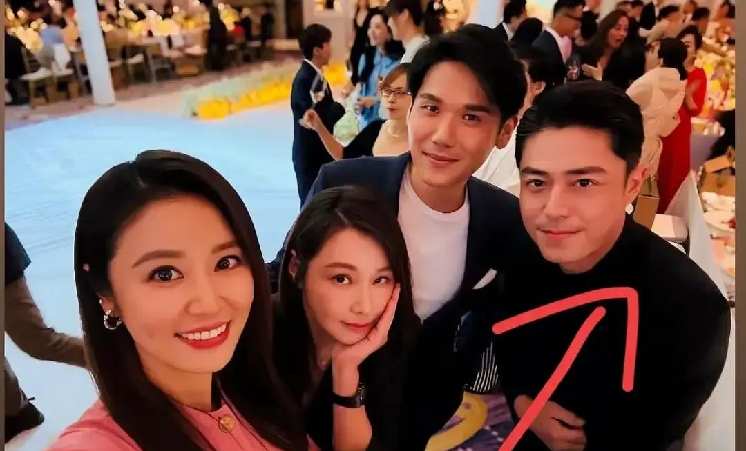 霍建华这眼神真的绝了！一段古早视频被扒出来，10秒钟内居然偷瞄了林心...