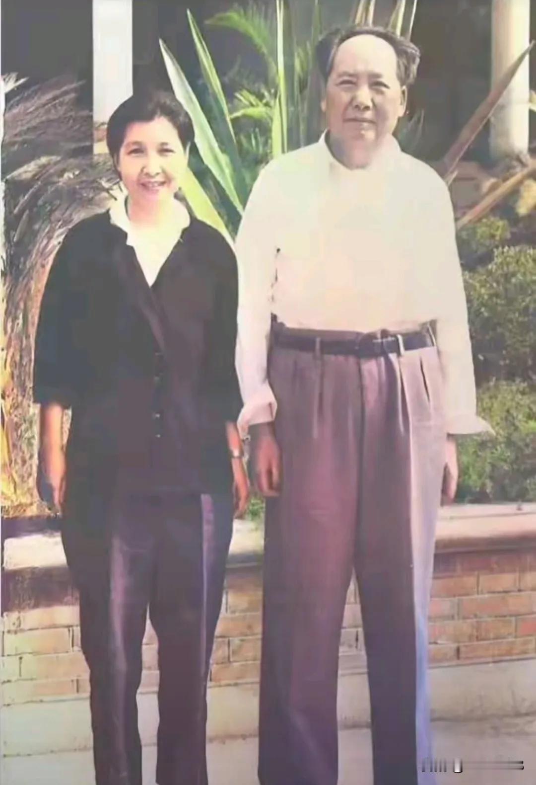和毛主席站在一起，这位女同志是谁，我们大家都应该知道。毛主席身穿白衬衫，配一长