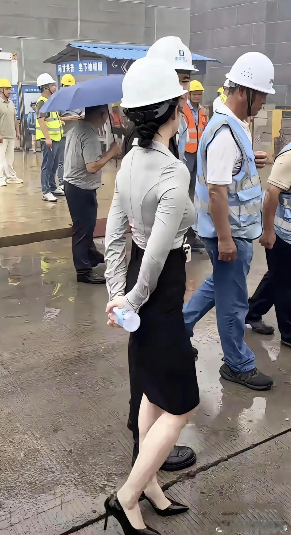 这么精致的鞋，踩泥里不心疼吗？​​​
