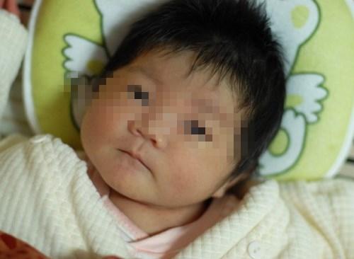 妈妈喂3月宝宝蛋黄补营养, 宝宝腹泻哭闹送医, 医生: 不到时候呀