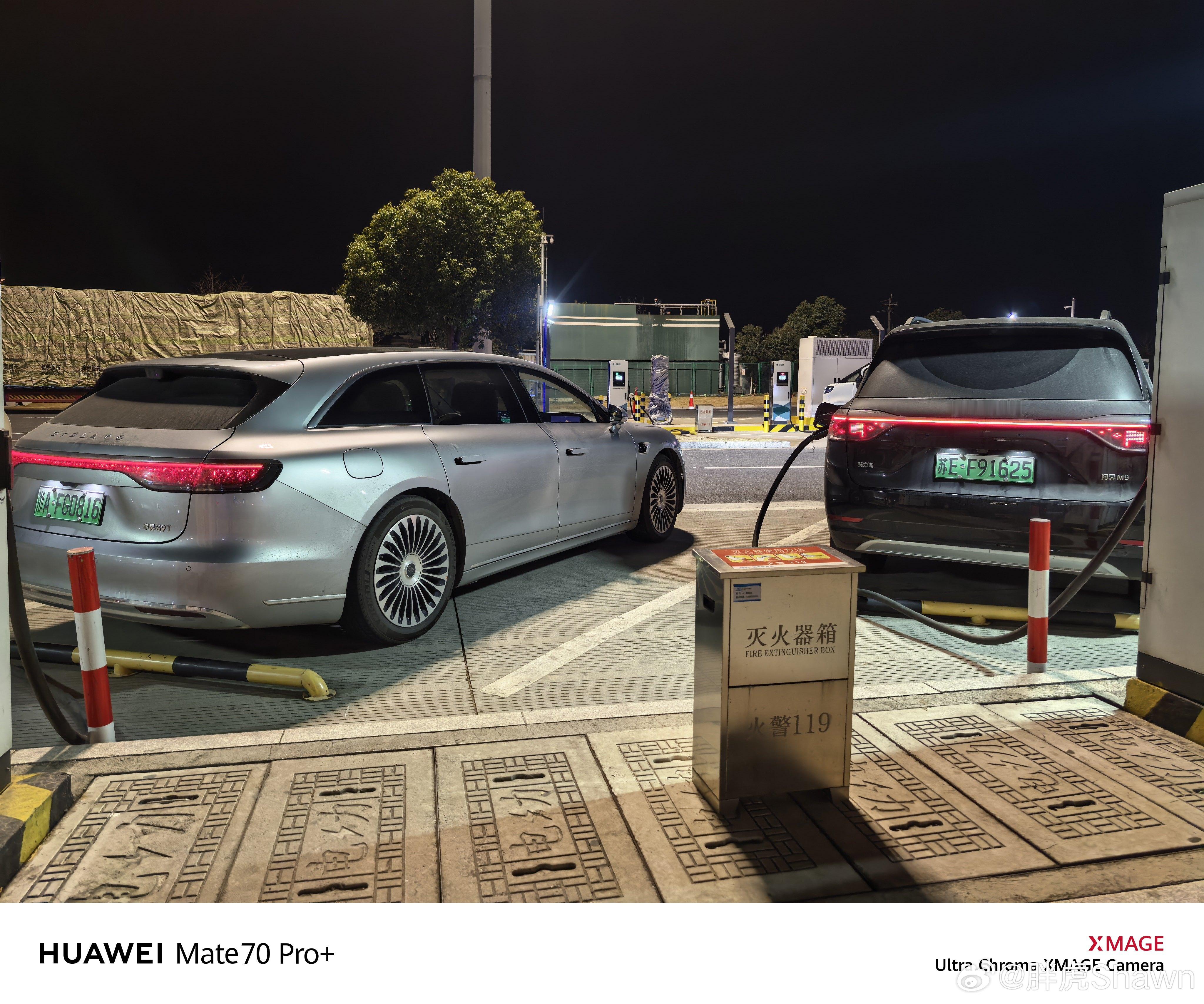 跟大哥一起在服务区充个电