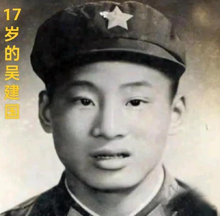 他身中8弹倒在血泊里，越军军官弯腰去捡他枪。突然，这个入伍才62天、还差3个月才
