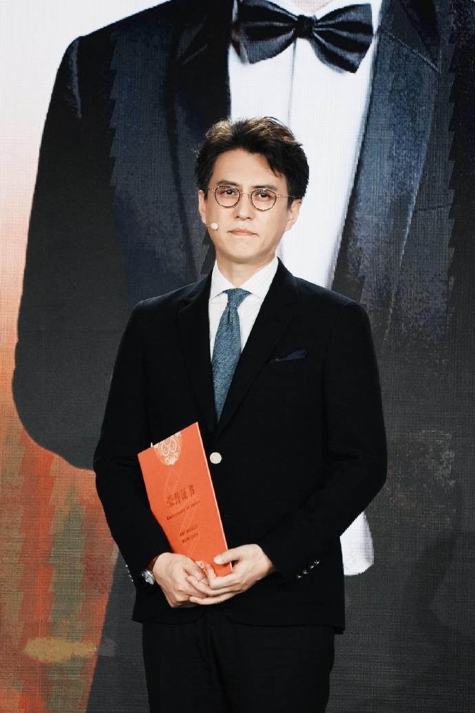 最近靳东在出席活动的时候搭配了一身黑色的西装，看起来英俊又潇洒，还很有气势。