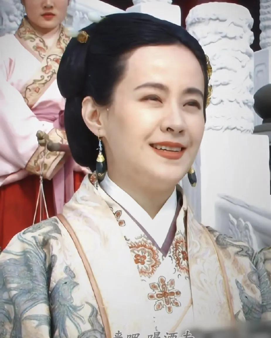 看了剧雪版马皇后，他们才说胡军的朱元璋帽子戴不对，要戴黑色的，不过因为看也不违和