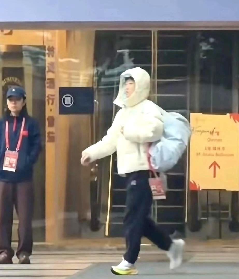 一大早上训的莎莎，穿着白色的羽绒服，帽子也带上她这回特意剪短了头发，把自