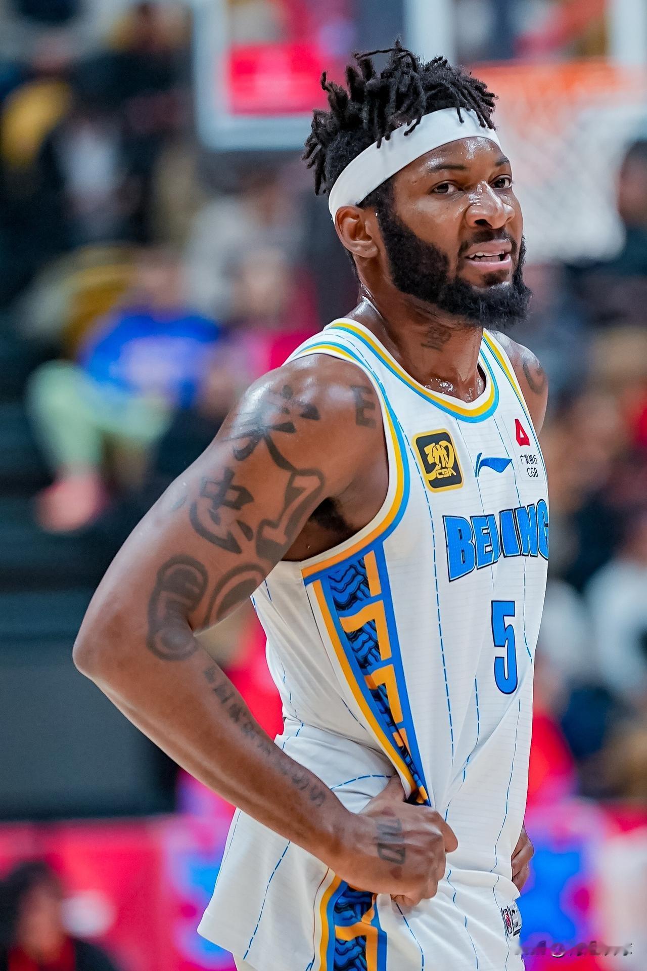 首钢缺兵少将惨败！首钢76：107惨败青岛，看看球员数据，谁尽力了？！1、杰