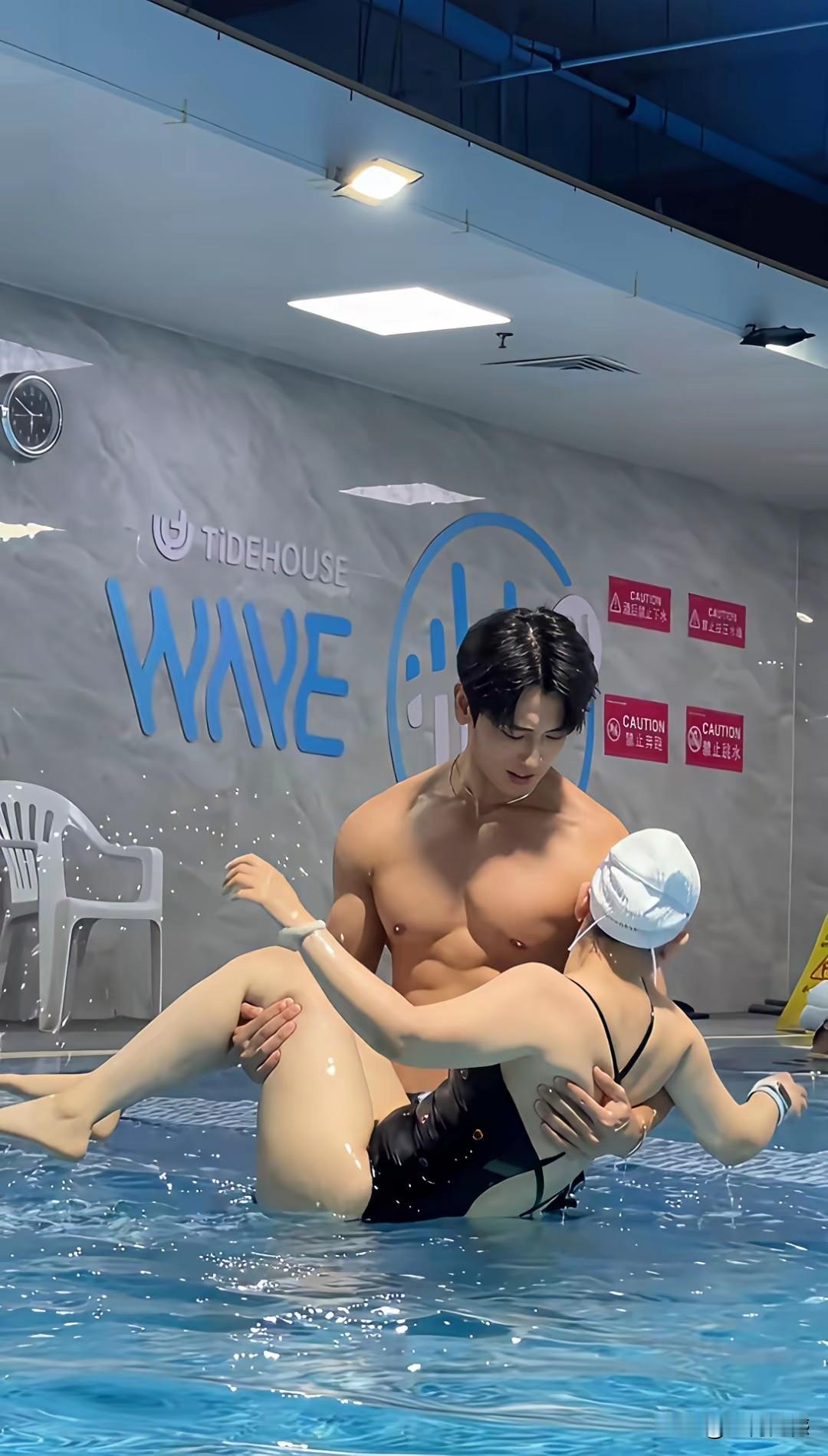 这个小伙子，健康，阳光，帅气，不仅长得非常的帅气，身体看起来也特别的强壮，体型也