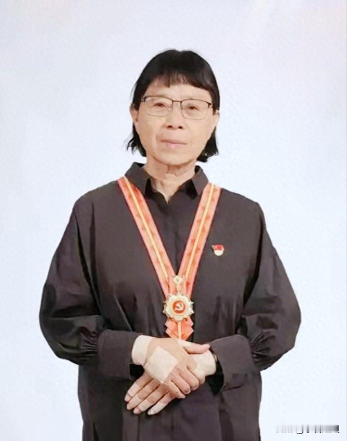 张桂梅估计自己都没意识到，她哪哪都“倔”，但有一个最动人的“固执”，