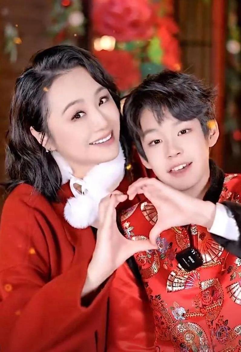 “从出生就注定不凡”，颜值才艺谁更胜一筹？答案让人意外。曹颖的儿子王梓涵，五官