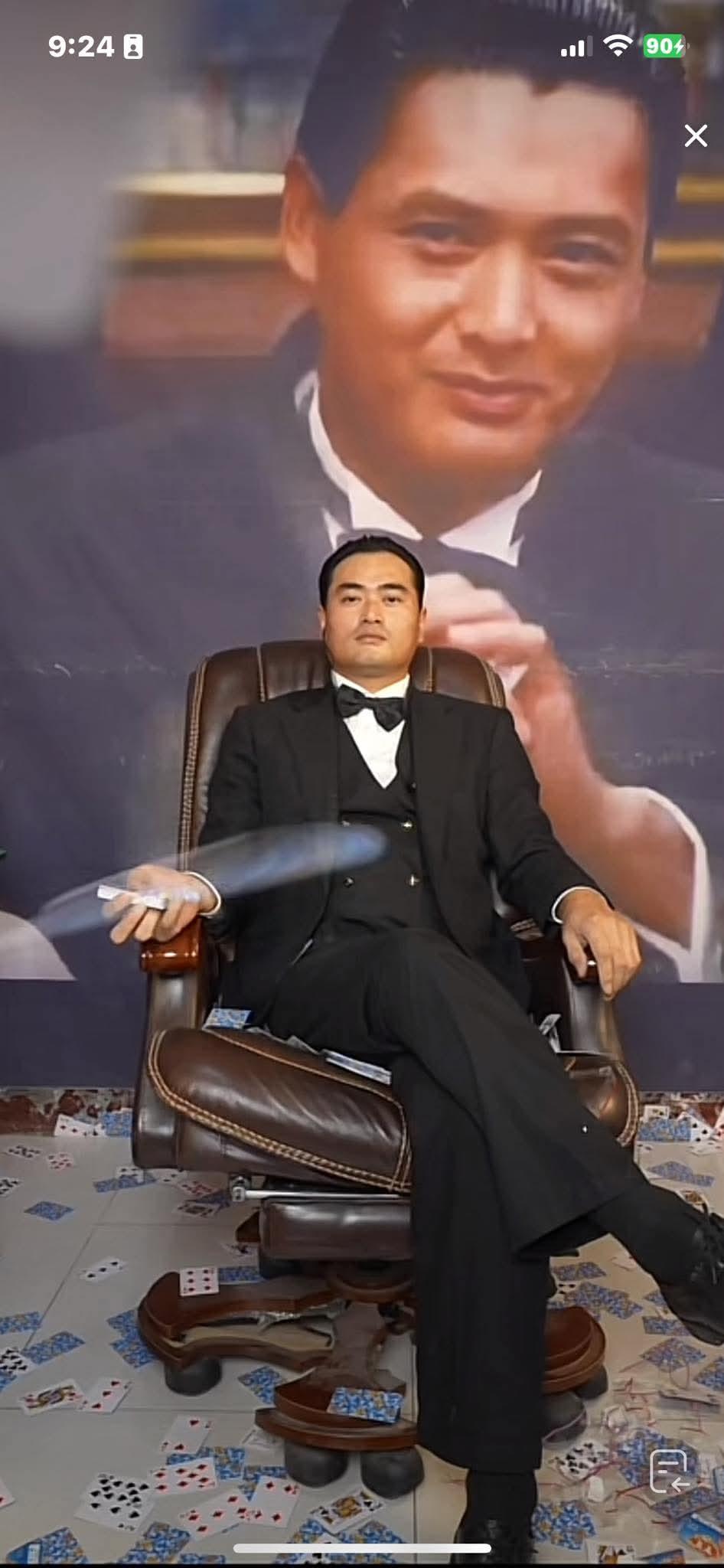 很难想象，直播间这个人就坐在椅子上，手上的牌一直飞出去，居然可以有这么多人看。