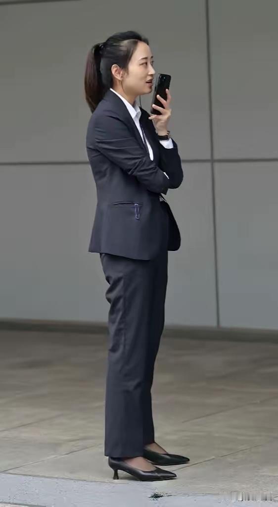 太有气质了，是不是在银行工作的