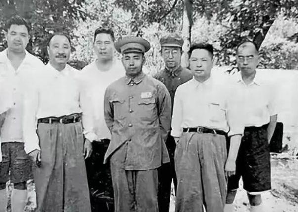据说林曾给刘亚楼争取过大将，不过最终没争取到。刘亚楼没评上大将的真实原因，不是缺