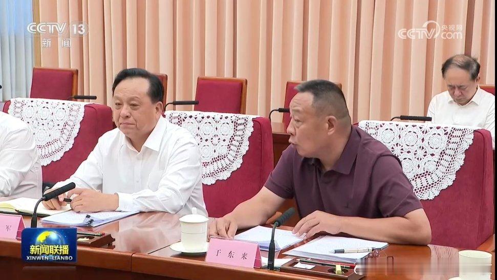 胖东来董事长于东来在座谈会上发言。