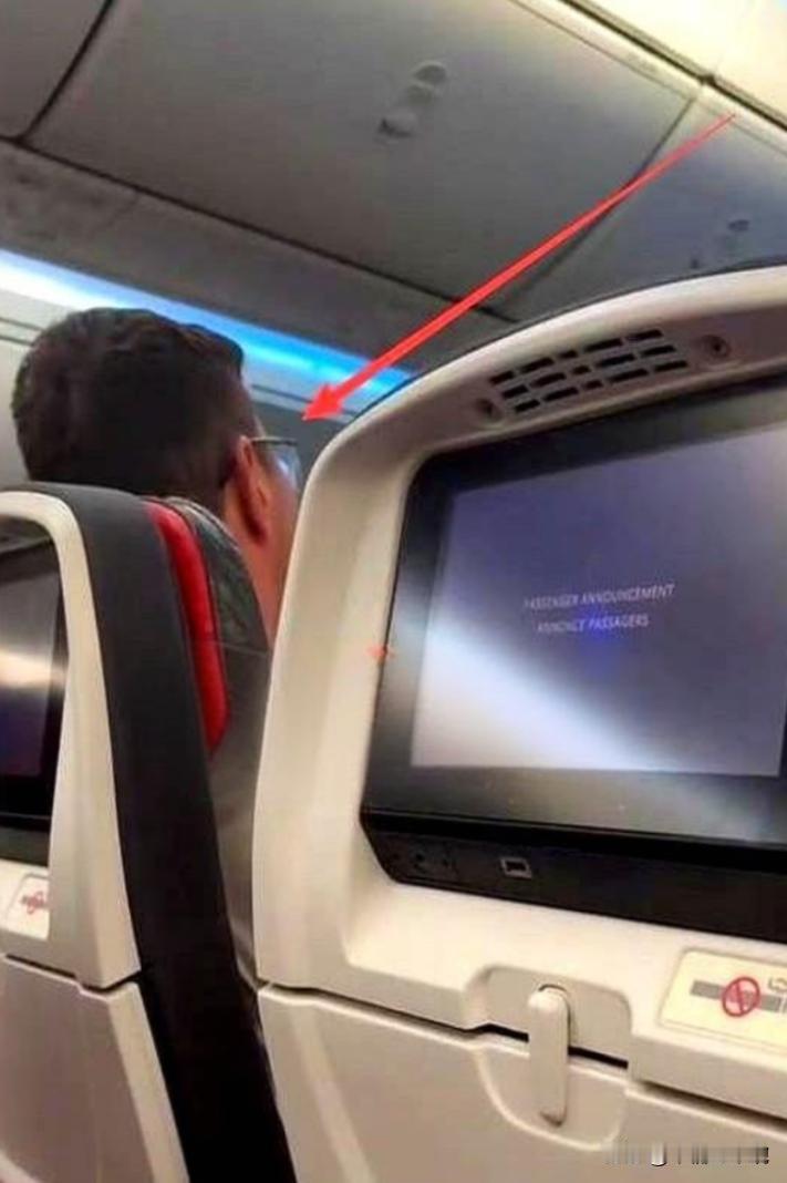 一句“滚回你们国家”，换来的是飞机调头回廊桥，和一机舱送别旧日傲慢的掌声。说