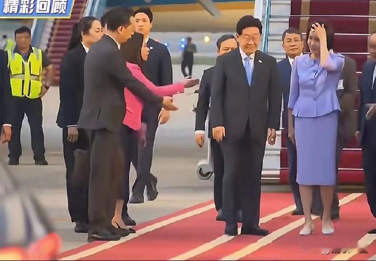 李在明夫人总是在用手整理头发韩国总统李在明的夫人金惠景。一、看到总是“