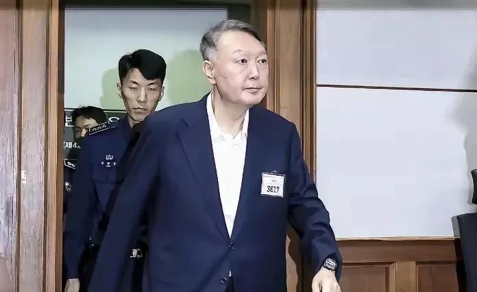 尹锡悦出庭老态明显，头发白了少了，瘦了，佝偻着背，没了以前的自信霸气，他老婆金建