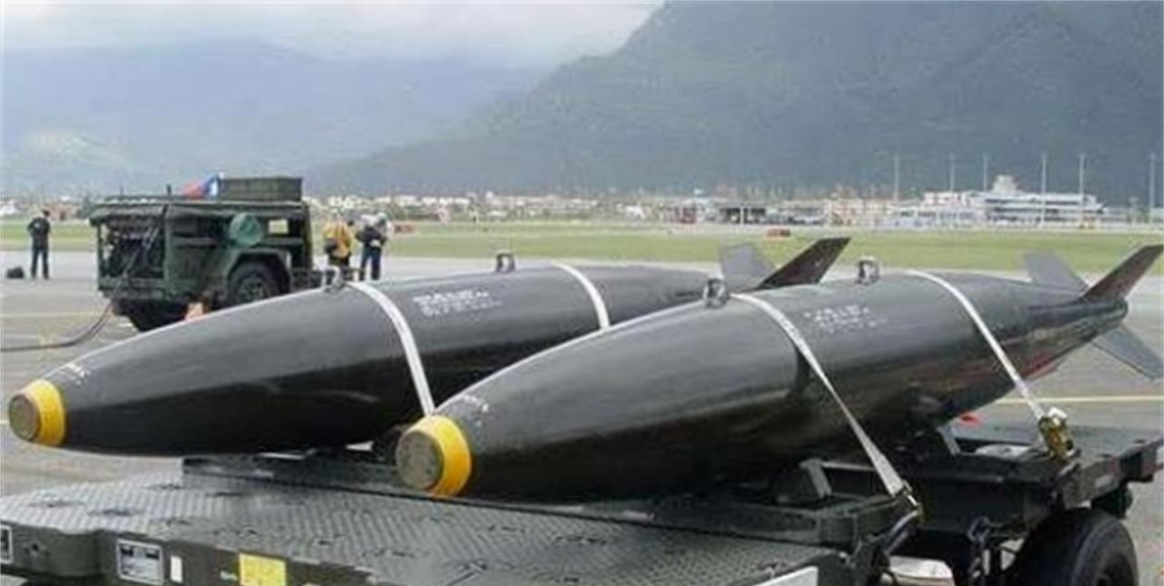 290公里外瘫痪指挥系统？央视放出风声，中国“杀手锏”不藏了石墨弹（如图1）的