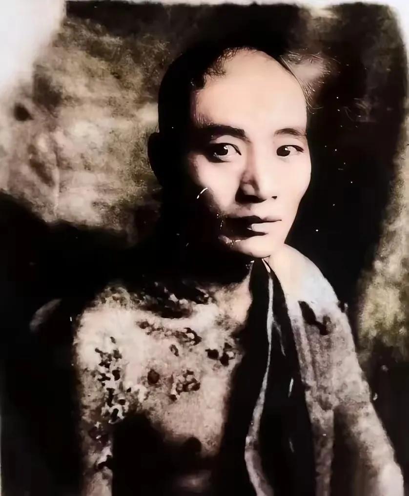 照片里先辈的眼神穿透岁月直击人心，让人心痛又敬佩！1942年河南渑池，先辈