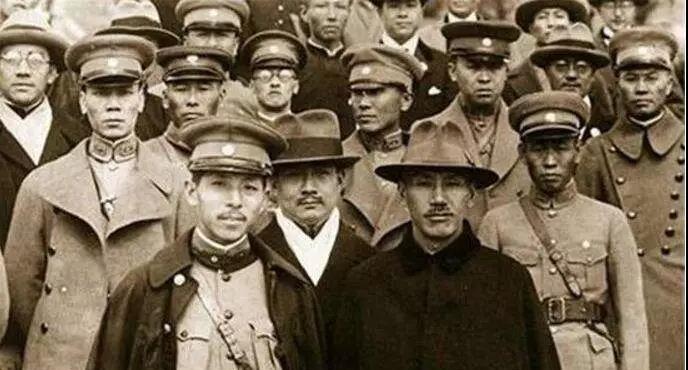 沙窝集一战，东北军被红军打得大败，机枪手郎献民成了俘虏，他到了红军中依然满口“委