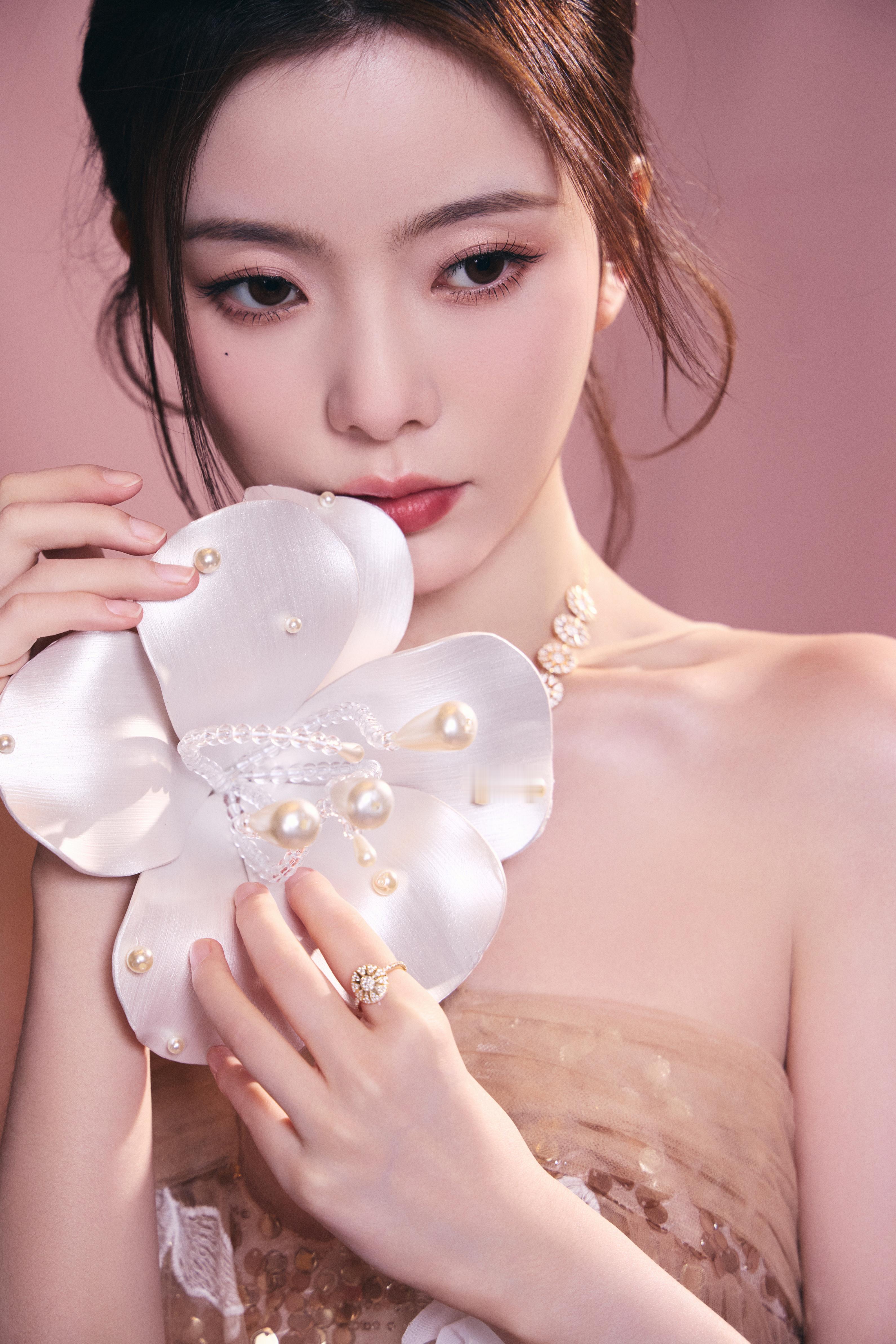 陈卓璇裸色纱裙裹挟温柔光晕，立体花簇似梦境绽放。