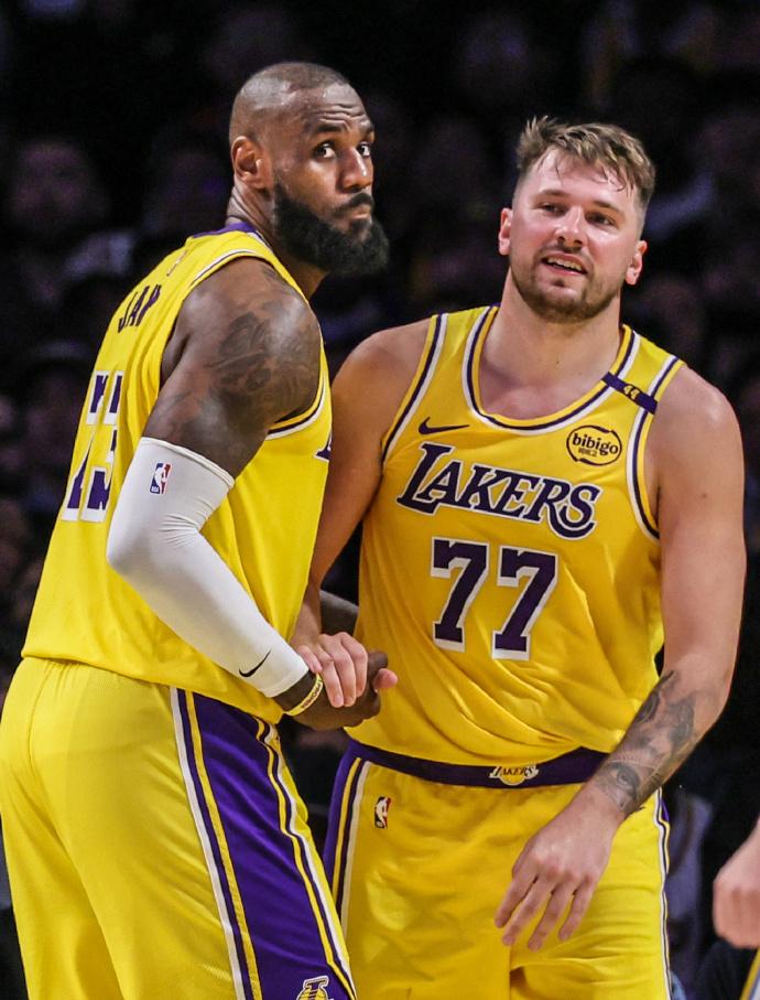 詹姆斯成为４０岁以上球员在联盟砍下３０分最多纪录的人。这是一位行走的NBA纪录，