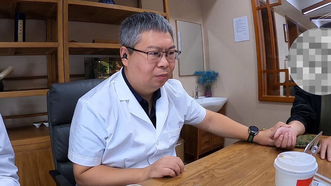 大家好，我是中医李大夫，前段时间接诊了一位患者，三十余岁男性，着厚衣却畏寒，手脚